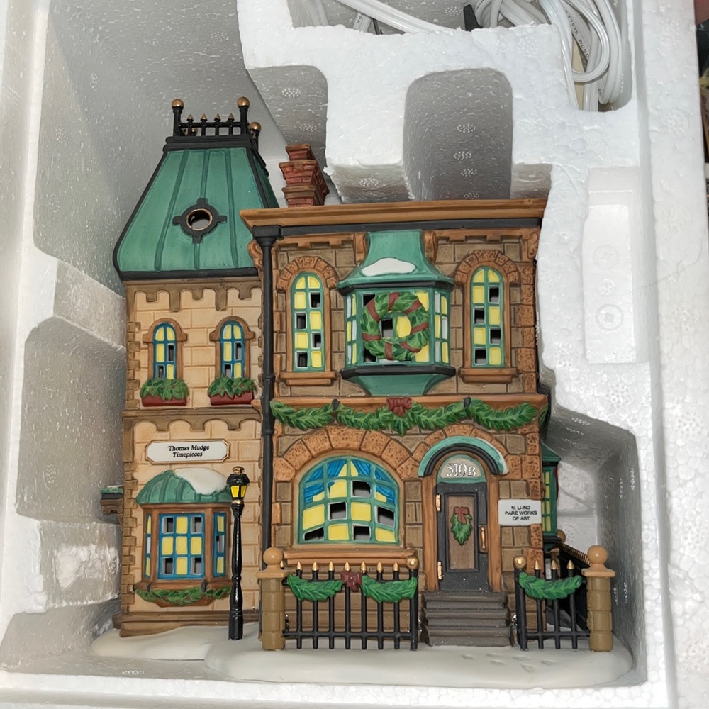 Heritage Village Collection Dickens' Village Series gorgeous colors in box
